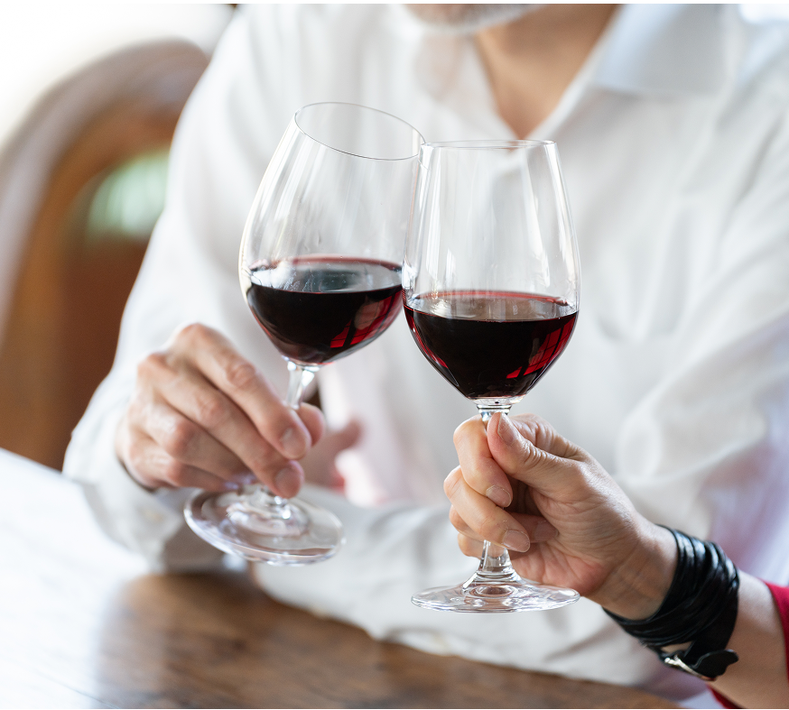 ワインを持ったコンセプトのイメージ写真