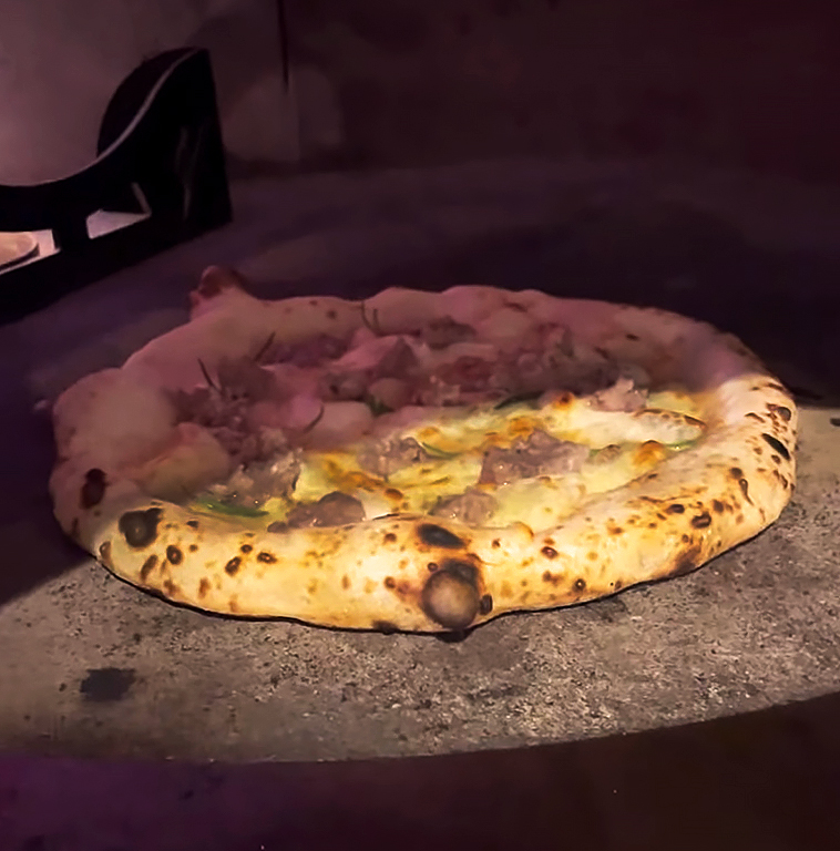 概要説明のためのピザ画像。窯焼き